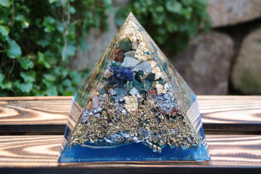 Orpanit® Orgonit 5. Chakra Pyramide XL Erzengel Sitael hellblau 